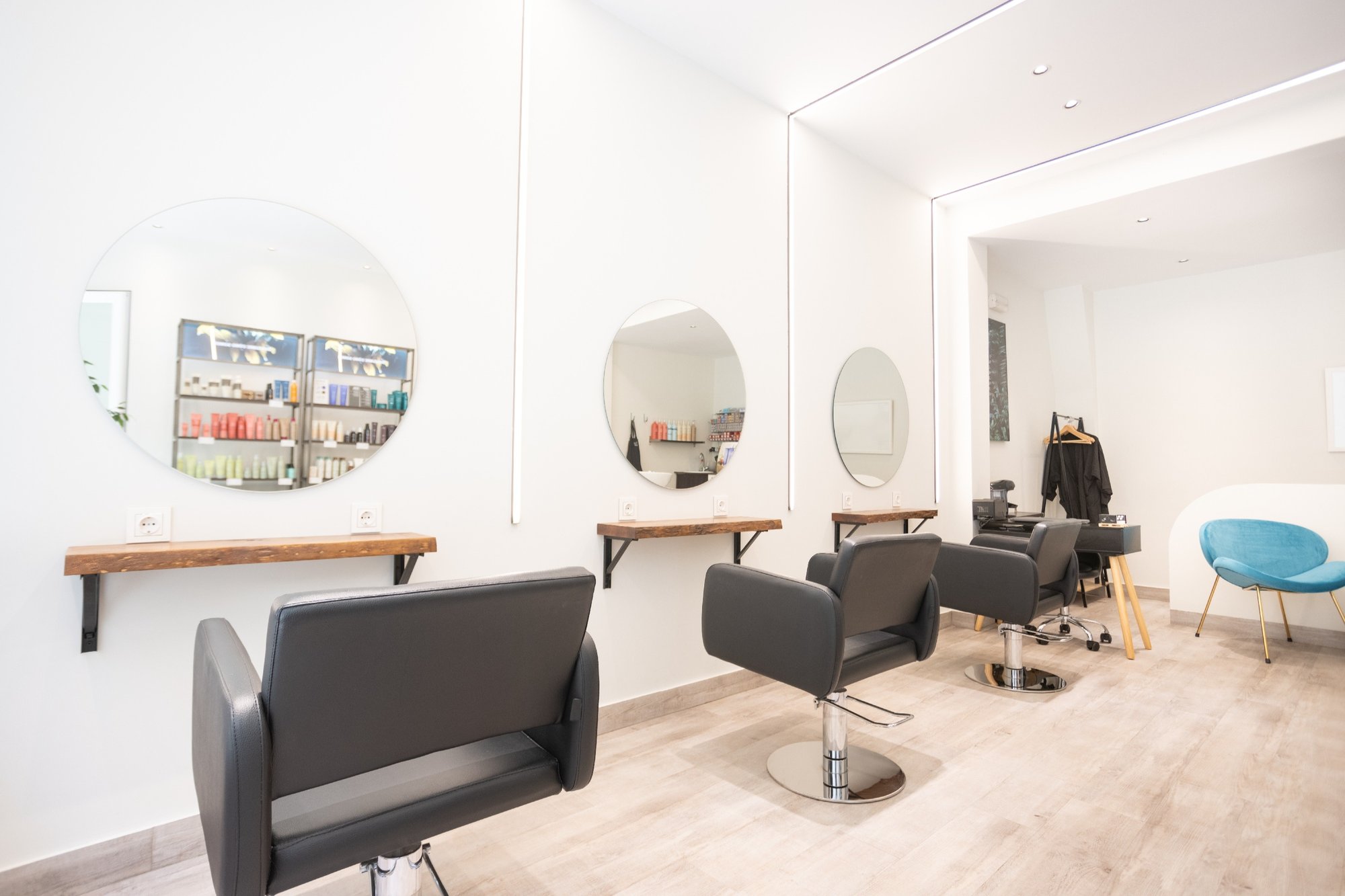 modern-bright-beauty-salon-hair-salon-interior-business-with-black-chairs-round-mirrors-neon-lights-1 modern-bright-beauty-salon-hair-salon-interior-business-with-black-chairs-round-mirrors-neon-lights-1